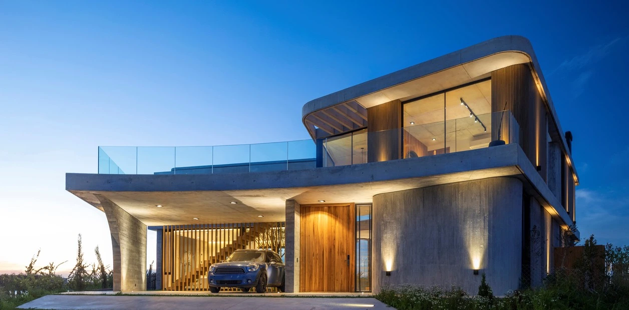 Un proyecto de Cristobal Abad - Inés Gadano Arquitectos en barrio El Muelle, Puertos del Lago, que hace foco en el material como herramienta para construir espacios, atmósfera e identidad.