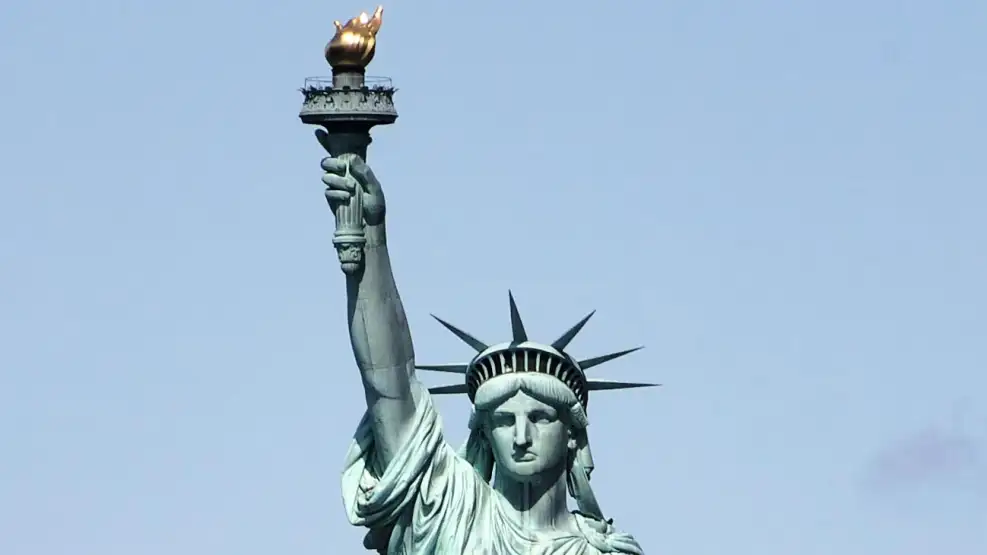 En Estados Unidos, la suba de tasas congeló la oferta inmobiliaria y mantuvo los precios elevados, lo que complica más llegar a la casa propia. Similitudes y diferencias con Argentina.