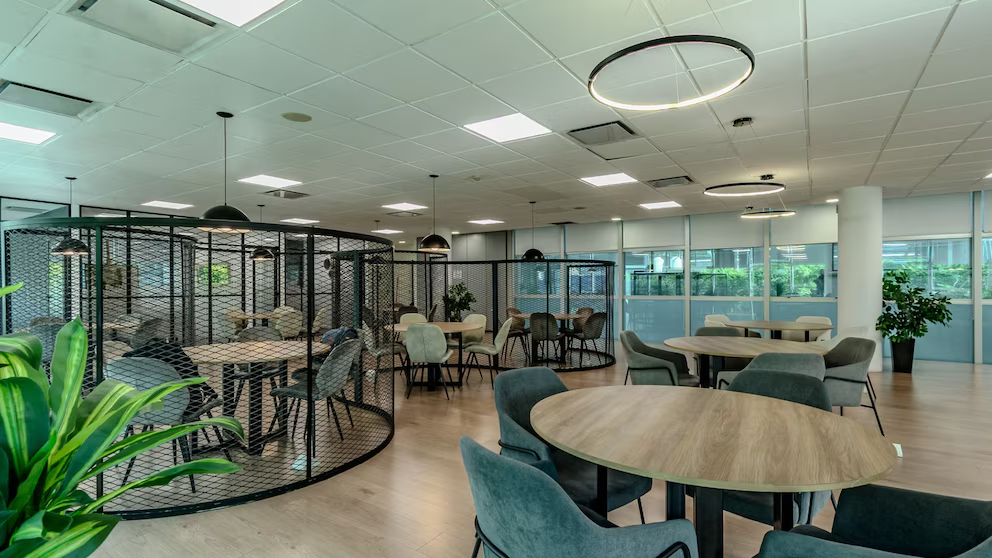 El hub fue diseñado como un entorno de coworking dinámico para el trabajo diario de agentes (Red Suma)