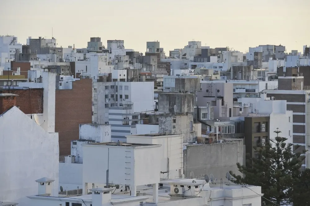 Los principales barrios en los que se desarrollan los monoambientes y apartamentos de una habitación son el Centro, Cordón y La Blanqueada. Leonardo Carreño